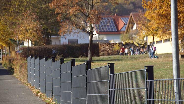 Der Zaun am Schulgelände in Untersteinbach soll jetzt bis zur Einfahrt  zur Schule fortgeführt werden. Die Hecke reicht nicht als Schutz für die Kinder.