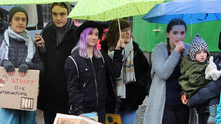 Rund 200 Schüler nahmen am Freitag an der zweiten "Fridays for Future"-Demonstration in Coburg teil.Oliver Schmidt