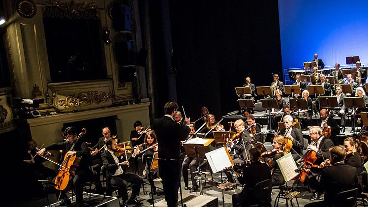 Gefeierter Solist beim Sinfoniekonzert im Landestheater  Coburg war der junge Cellist Woongwhee Moon. Seit 2018 ist er Solo-Cellist des Philharmonischen Orchesters.Foto: Jochen Berger
