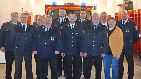 Die neue Führung der FFW Maineck mit Gästen; v. r. Vorsitzender und Kommandant Andreas Fugmann sowie Neumitglied Heidi Stehl. Foto: Czepera
