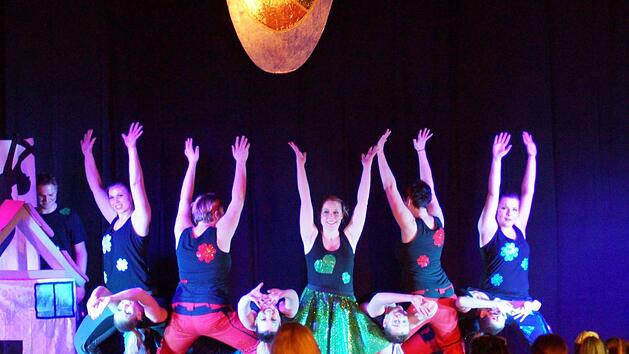 Die Showtanzgruppe "Just dance" des TSV Ebenhausen ist nur eine von elf Gruppen in der Abteilung "Fitness und Gesundheit" des TSV Ebenhausen. Nach dem Faschingsumzug am 23. Februar steht am Samstag, 29. Februar wieder die Showtanznacht in der Turnhalle statt.  Foto: Archiv/E. Mehn