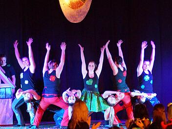 Die Showtanzgruppe "Just dance" des TSV Ebenhausen ist nur eine von elf Gruppen in der Abteilung "Fitness und Gesundheit" des TSV Ebenhausen. Nach dem Faschingsumzug am 23. Februar steht am Samstag, 29. Februar wieder die Showtanznacht in der Turnhalle statt.  Foto: Archiv/E. Mehn