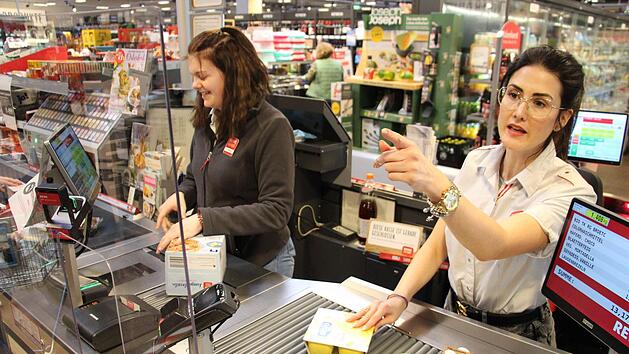 Lisa Pakalski und Lydia Caliskan   (v.l.) sind an der Kasse des Rewe-Markts im Aischpark-Center    besch&auml;ftigt. Foto: Christian Bauriedel