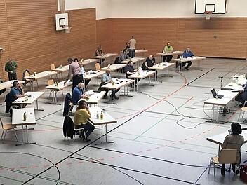 Ratssitzung in der Aurachtalhalle: Blick von der Tribüne und in die für die Sitzung vorbereitet Halle Foto: Rüdiger Klein