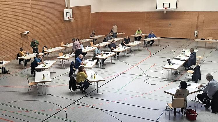 Ratssitzung in der Aurachtalhalle: Blick von der Tribüne und in die für die Sitzung vorbereitet Halle Foto: Rüdiger Klein