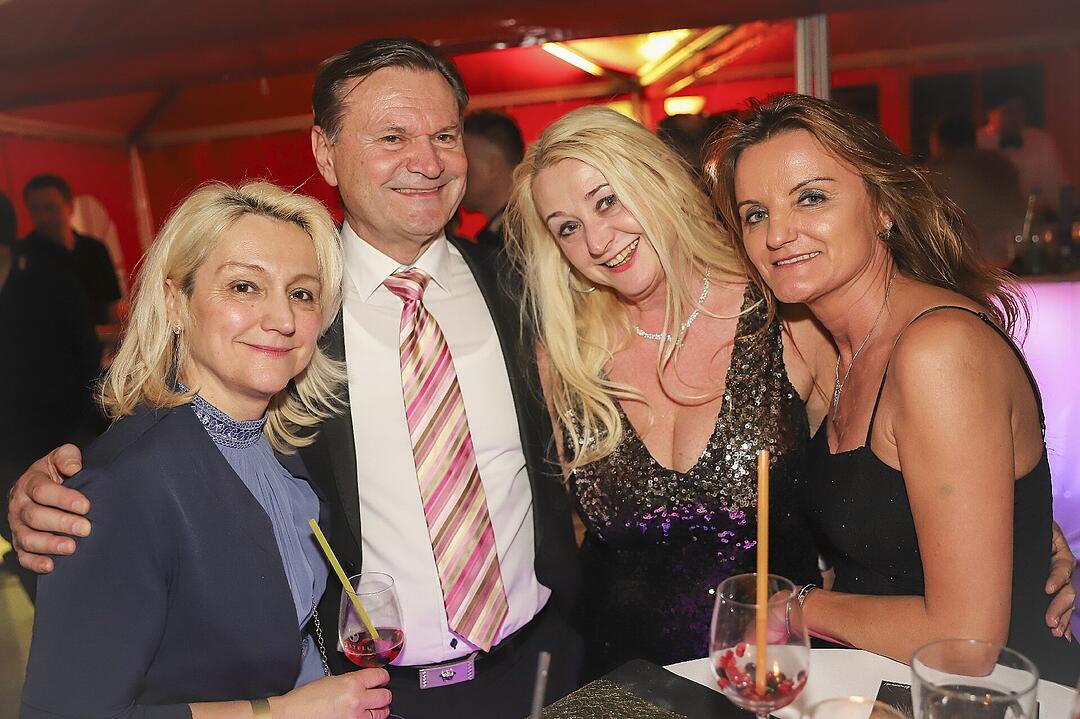 Es wurde in das Jahr 2025 gefeiert.