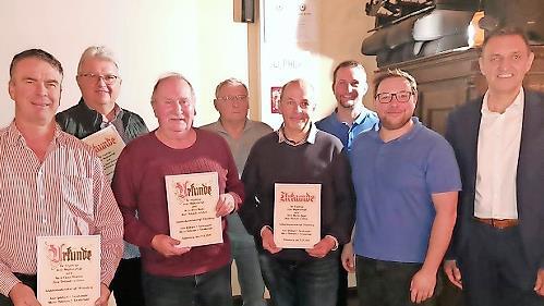 Bei den Ehrungen (v.l.): Claus H&auml;ublein, Klaus Hannweber, Heinz M&uuml;ller, Hans-Joachim Volk, Martin Appelt, Kassierer Patrick Tauber, Vorsitzender Sven L&ouml;hlbach und B&uuml;rgermeister J&ouml;rg Neubauer.