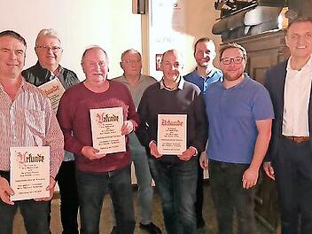 Bei den Ehrungen (v.l.): Claus H&auml;ublein, Klaus Hannweber, Heinz M&uuml;ller, Hans-Joachim Volk, Martin Appelt, Kassierer Patrick Tauber, Vorsitzender Sven L&ouml;hlbach und B&uuml;rgermeister J&ouml;rg Neubauer.
