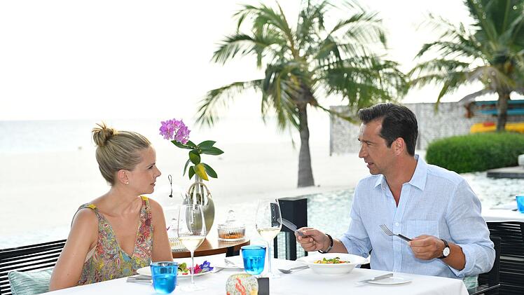 Andreas Elsholz als Lektor S&ouml;nke in "Das Traumschiff - Malediven". Wird aus dem romantischen Dinner mit Marie (Denise Zich) mehr?