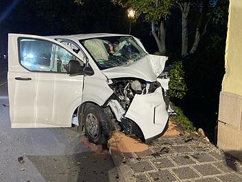 Kleintransporter kracht im Kreis Coburg gegen Hauswand - alle Insassen verletzt