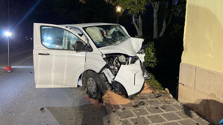 Kleintransporter kracht im Kreis Coburg gegen Hauswand - alle Insassen verletzt
