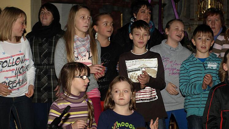 Die Schüler der Ganztagesschule Oerlenbach mit Silke Zänglein
