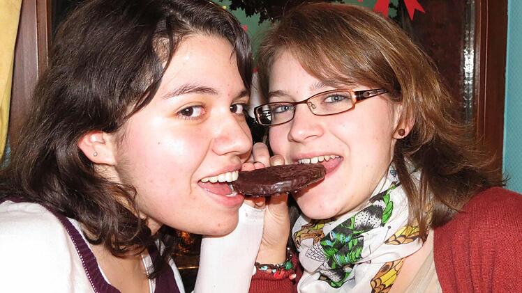 Die Chilenin Constanza genießt die vorweihnachtlichen Genüsse mit ihrer deutschen Freundin Sina.