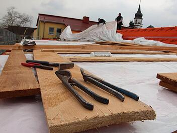 Die Arbeit am Anbau des Kindergartens in Ebensfeld gehen voran. Hier wird eine neue Kinderkrippe untergebracht. Eine Million Euro hat die Gemeinde im Haushalt 2013 für den Bau eingestellt. Damit ist das die größte Investition im Gemeindegebiet in diesem Jahr.  Foto: Tobias Kindermann