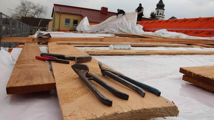 Die Arbeit am Anbau des Kindergartens in Ebensfeld gehen voran. Hier wird eine neue Kinderkrippe untergebracht. Eine Million Euro hat die Gemeinde im Haushalt 2013 für den Bau eingestellt. Damit ist das die größte Investition im Gemeindegebiet in diesem Jahr.  Foto: Tobias Kindermann