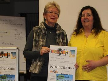 Mit Beamer und Leinwand: Ulrike Muhly und Doris Ziegler organisieren die neue Filmreihe im evangelischen Gemeindehaus. Foto: Ulrike Müller