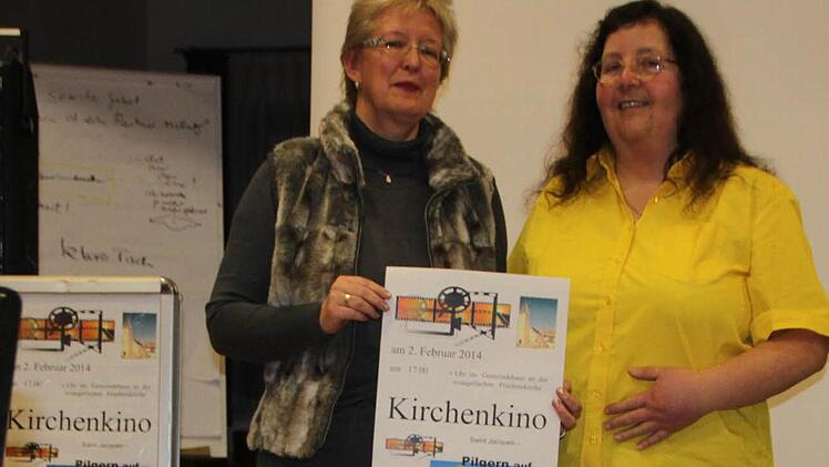 Mit Beamer und Leinwand: Ulrike Muhly und Doris Ziegler organisieren die neue Filmreihe im evangelischen Gemeindehaus. Foto: Ulrike Müller