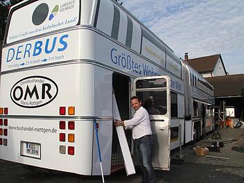 Aus einem ehemaligen Doppeldecker-Gelenkbus ist das größte Eventmobil der Welt geworden. Mario Röttgen zeigt den Giganten jetzt auf der Internationalen Automobil-Ausstellung in Hannover. Foto: Sonja Adam