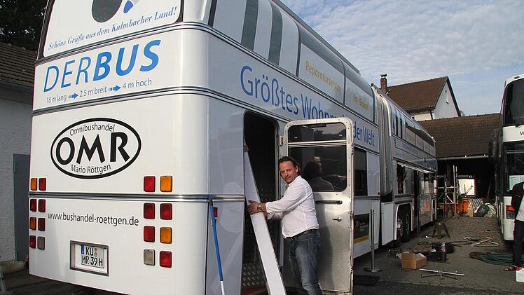 Aus einem ehemaligen Doppeldecker-Gelenkbus ist das größte Eventmobil der Welt geworden. Mario Röttgen zeigt den Giganten jetzt auf der Internationalen Automobil-Ausstellung in Hannover. Foto: Sonja Adam