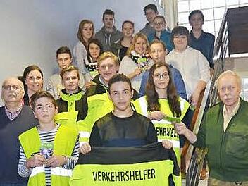 An der Pressiger Schule gibt es 15 neue Schulbuslotsen. Mit im Bild (von links) die Lehrer Wolfgang Köhn und Alexandra Toll sowie Albert Büttner (rechts) von der Polizei. Foto: Karl-Heinz Hofmann