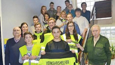 An der Pressiger Schule gibt es 15 neue Schulbuslotsen. Mit im Bild (von links) die Lehrer Wolfgang Köhn und Alexandra Toll sowie Albert Büttner (rechts) von der Polizei. Foto: Karl-Heinz Hofmann