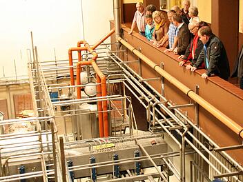 Leitungen, viele Leitungen, in denen frisches Bier fließt, gehören in die Abfüllanlage der Will Bräu in Motten. Foto: Paul Ziegler