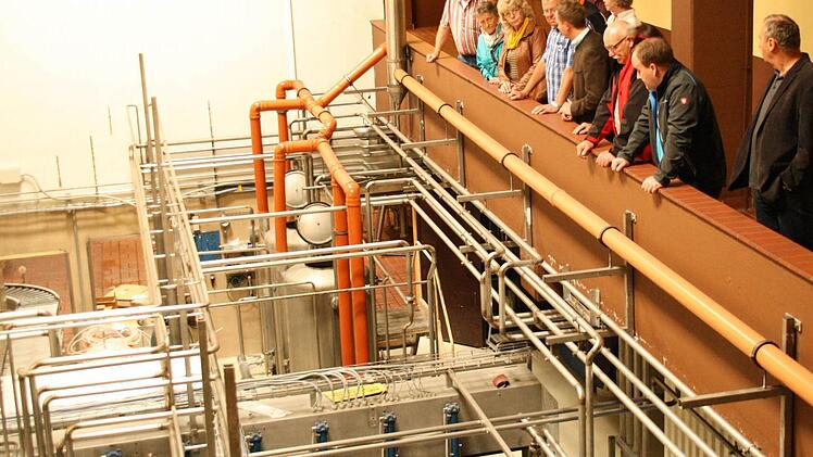 Leitungen, viele Leitungen, in denen frisches Bier fließt, gehören in die Abfüllanlage der Will Bräu in Motten. Foto: Paul Ziegler
