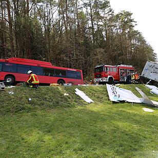 Lkw kracht gegen Schulbus