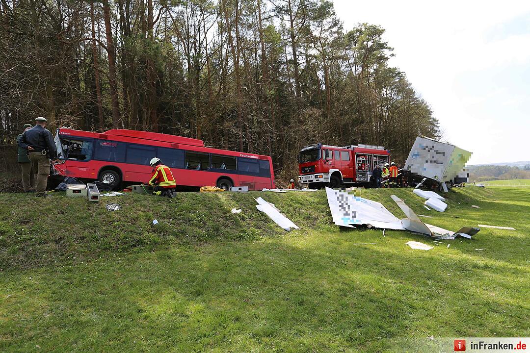 Lkw kracht gegen Schulbus