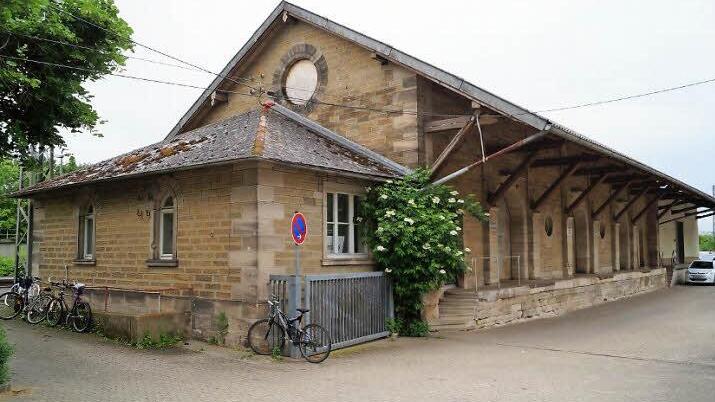 Die Frage nach einer neuen Nutzung der Güterhalle am Haßfurter Bahnhof beschäftigt den Stadtrat schon seit einiger Zeit. Eine Entscheidung ist noch immer nicht getroffen. Foto: Peter Schmieder