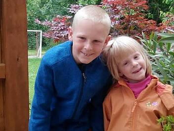 Heidi war ein lebenslustiges Mädchen. Das Bild zeigt sie zusammen mit ihrem Bruder. Fotos: privat