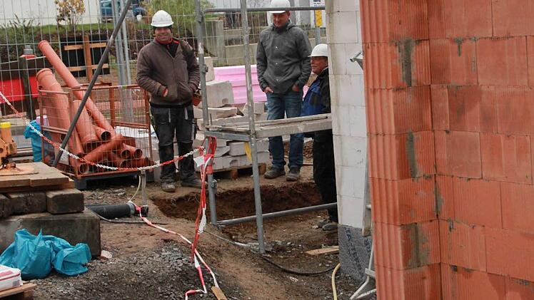 Das Erdgeschoss des Familienhauses ist fertig. Bauherr und Polier sind zufrieden mit ihren Jungs. Die acht Azubis wachsen als Team zusammen. Sie sind stolz auf ihr Projekt. Fotos: Carmen Schmitt