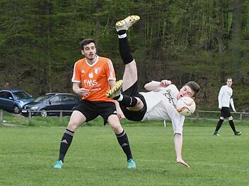 Schaut nicht unbedingt gewollt aus, ist aber allemal artistisch, was der Oberthulbaer Steffen Gerlach hier unserem Fotografen angeboten hat. Links im Bild: Wollbachs Jonas Warmuth. Foto: Hopf