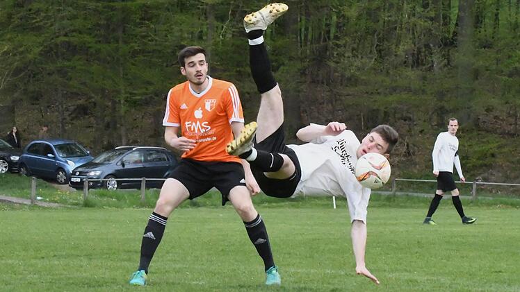 Schaut nicht unbedingt gewollt aus, ist aber allemal artistisch, was der Oberthulbaer Steffen Gerlach hier unserem Fotografen angeboten hat. Links im Bild: Wollbachs Jonas Warmuth. Foto: Hopf