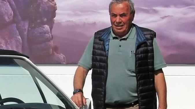 Gotthard Schleicher neben dem Opel Ascona Cabrio