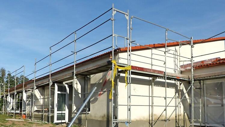 Die Umbauarbeiten an der ehemaligen Guttenberger Schule laufen auf Hochtouren. Foto: Klaus-Peter Wulf