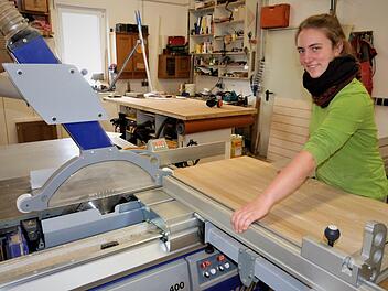 Annika Landskron beim Zuschneiden einer Holzplatte. Foto: Werner Reißaus
