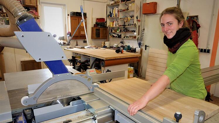Annika Landskron beim Zuschneiden einer Holzplatte. Foto: Werner Reißaus