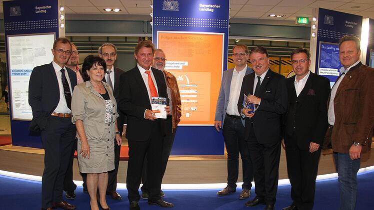 Zur Er&ouml;ffnung der Wanderausstellung  kamen Vertreter aller Parteien. Foto: Sonny Adam