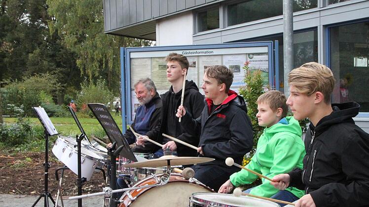 Die Schlagzeuger der Musikschule spielen vor der Georgi-Halle ein Ständchen. Foto: Ulrike Müller