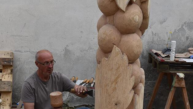 Auch bei der Kunstwoche 2021 soll es wie hier im vergangen Jahr mit Herbert Holzheimer aus Langenleiten wieder ein Bildhauersymposium geben.  Foto: Andreas Lomb