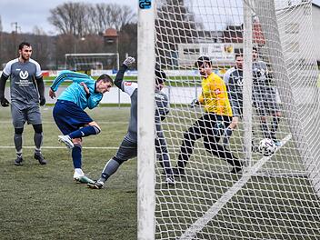Auf unserem Bild trifft Dampfachs Patrick Winter gegen WMP-Keeper  Alexander Bätz zum 3:0 und macht damit seinen lupenreinen Hattrick vor Pause perfekt. Foto: Ryan Evans