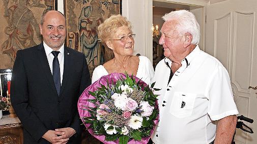 Gerda und Josef Herrmann, im Bild mit B&uuml;rgermeister Johannes Krapp (links)