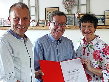 Konrad Habryka (Mitte) erhielt von MdL Inge Aures und Vorsitzendem Ingo Moos Urkunde und Anstecknadel für 25 Jahre SPD-Mitgliedschaft.
