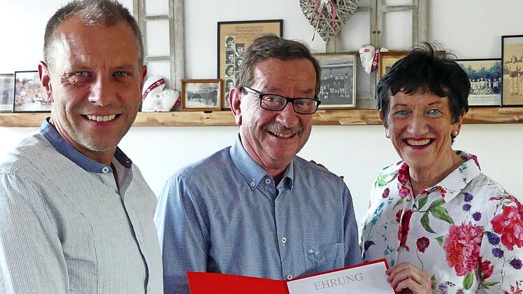 Konrad Habryka (Mitte) erhielt von MdL Inge Aures und Vorsitzendem Ingo Moos Urkunde und Anstecknadel für 25 Jahre SPD-Mitgliedschaft.