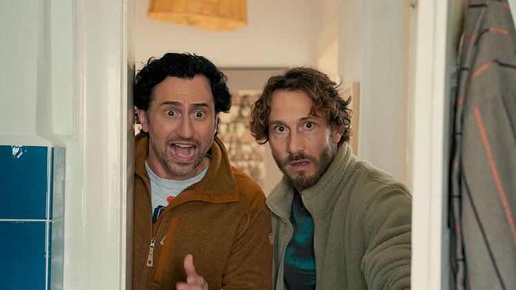 Mitbewohner wider Willen: Erik (David Rott, links) zieht übergangsweise bei Cem (Serkan Kaya) ein.