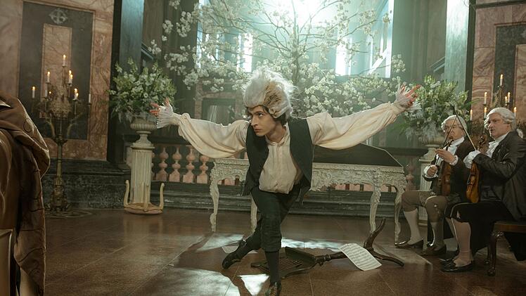 Eine Szene, wie sie auch Falco h&auml;tte drehen k&ouml;nnen: Bei einem Auftritt vor dem Salzburger Erzbischof fackelt Amadeus Mozart (Eren M. G&uuml;vercin) fast seine eigene Per&uuml;cke ab.
