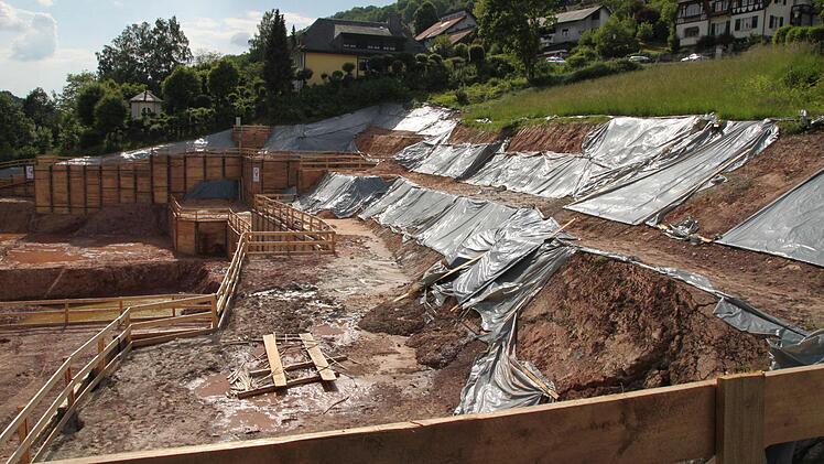 Der Hang wird zwar mit einem so genannten "Berliner Verbau" abgestützt.