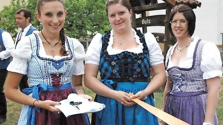 Drei hübsche junge Frauen waren als Ehrendamen zugegen, als das Band der neuen Straße durchschnitten wurde. Foto: Gerhard Schmidt