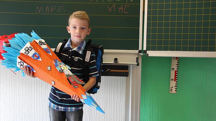 Leo mit seiner "Transformers"-Schultüte vor der Tafel.